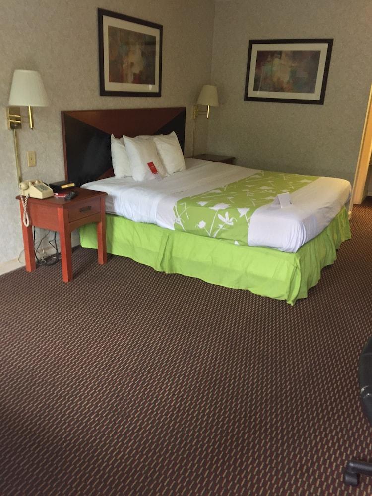Econo Lodge Трой Екстериор снимка
