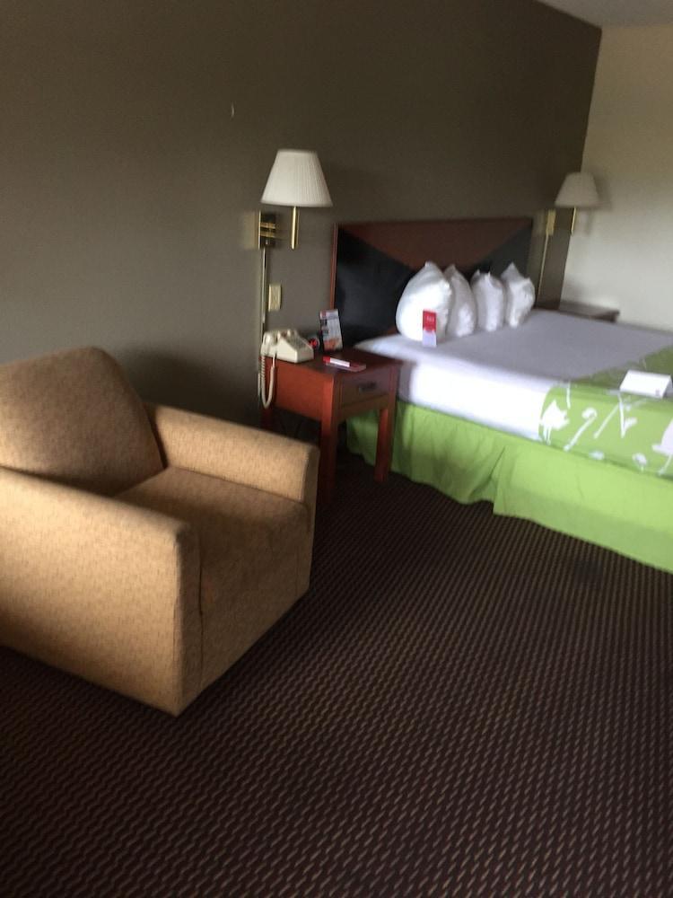 Econo Lodge Трой Екстериор снимка
