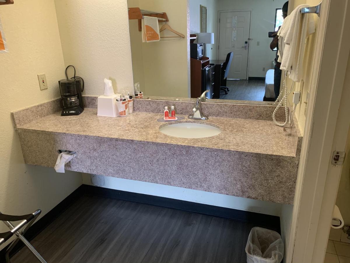 Econo Lodge Трой Екстериор снимка