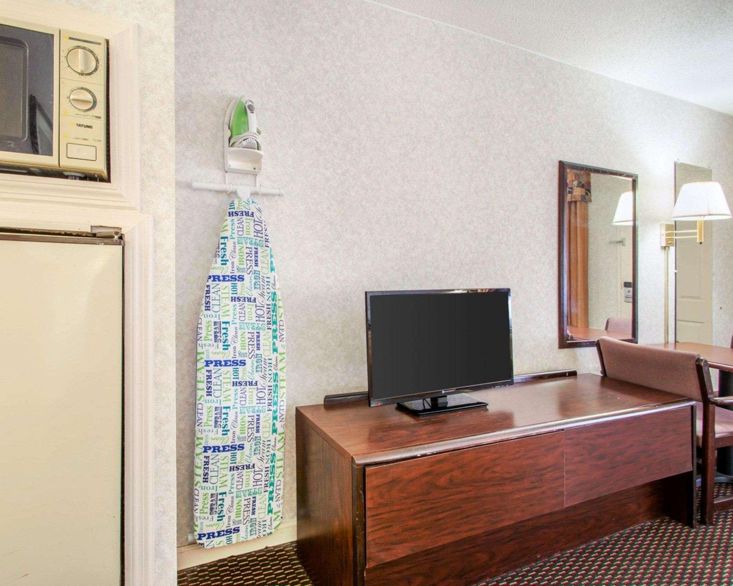 Econo Lodge Трой Екстериор снимка