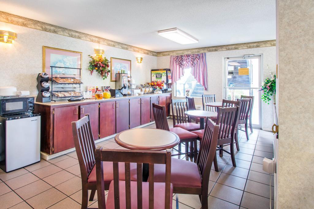 Econo Lodge Трой Екстериор снимка