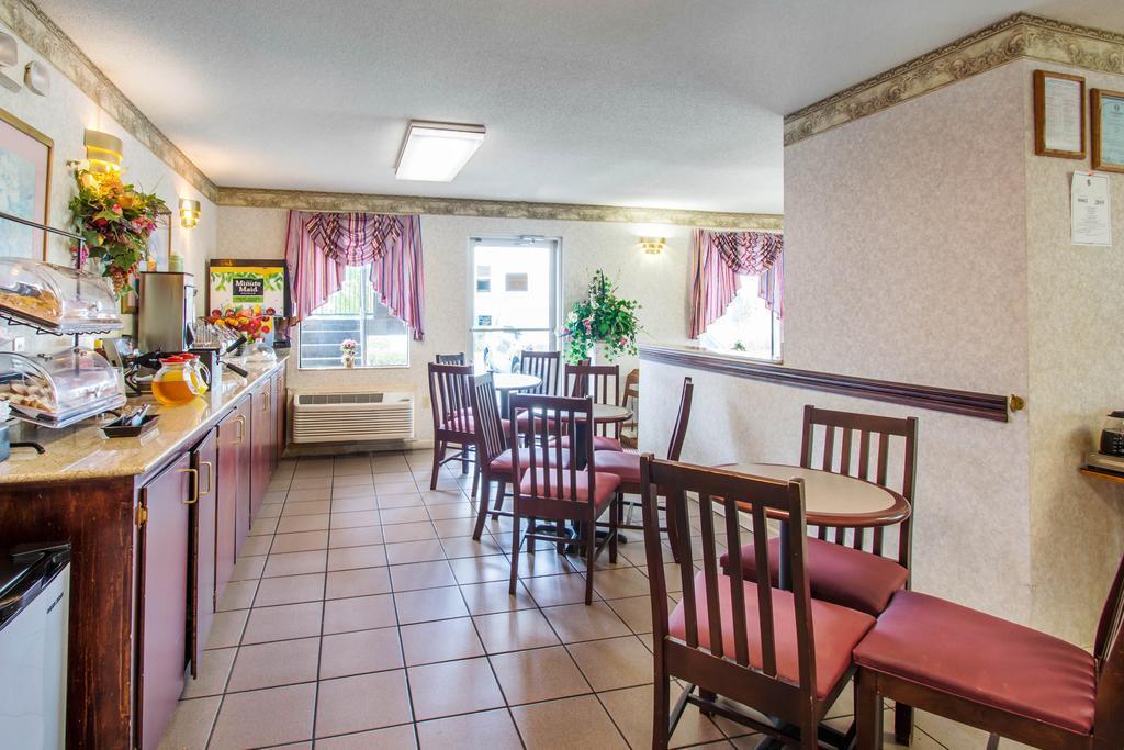 Econo Lodge Трой Екстериор снимка