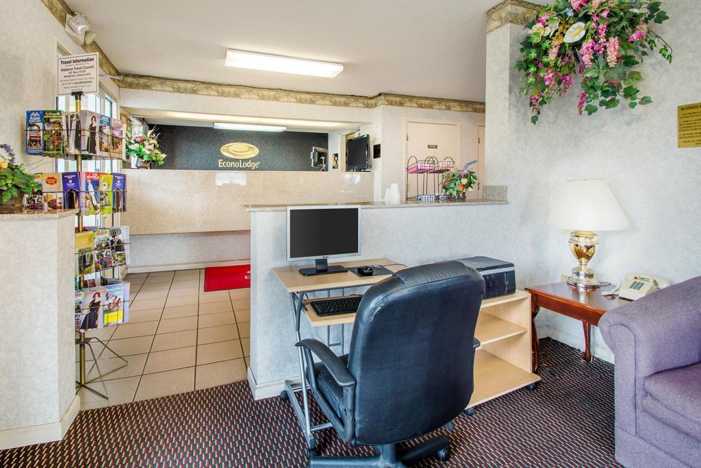Econo Lodge Трой Екстериор снимка