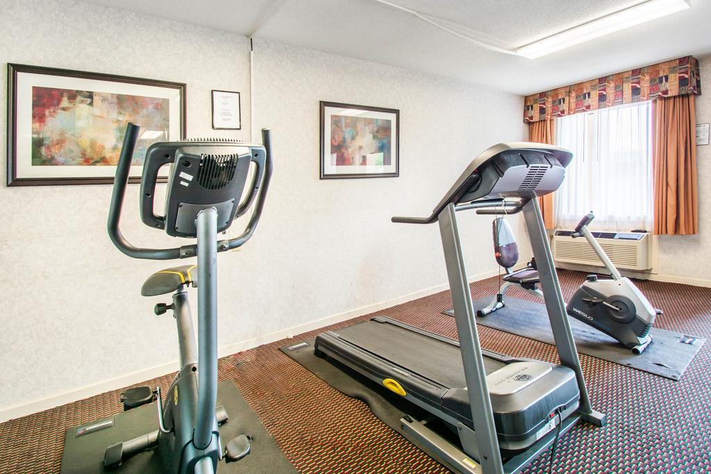 Econo Lodge Трой Екстериор снимка