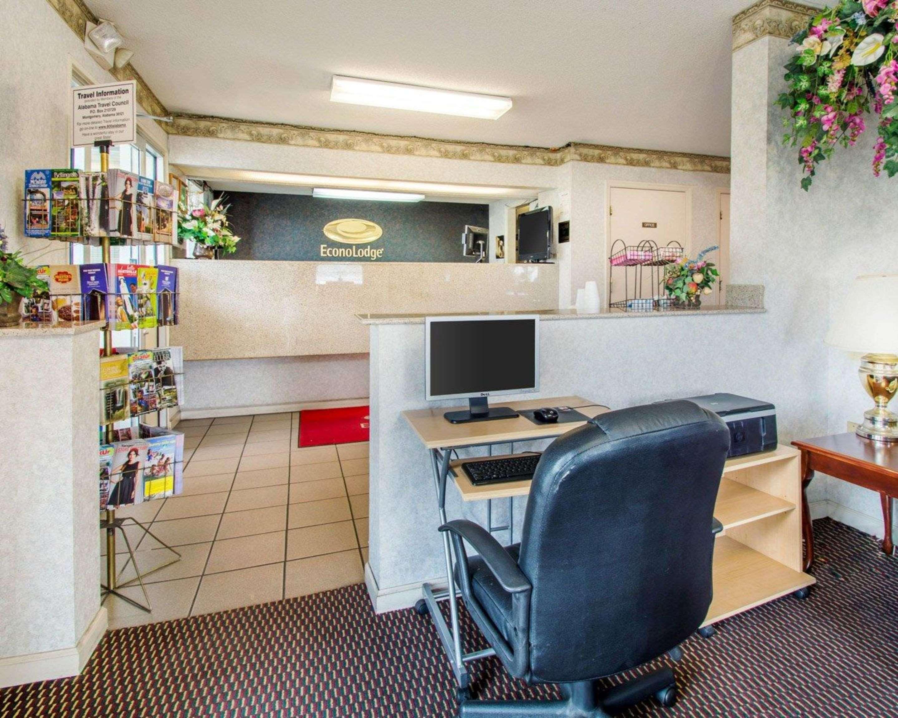 Econo Lodge Трой Екстериор снимка
