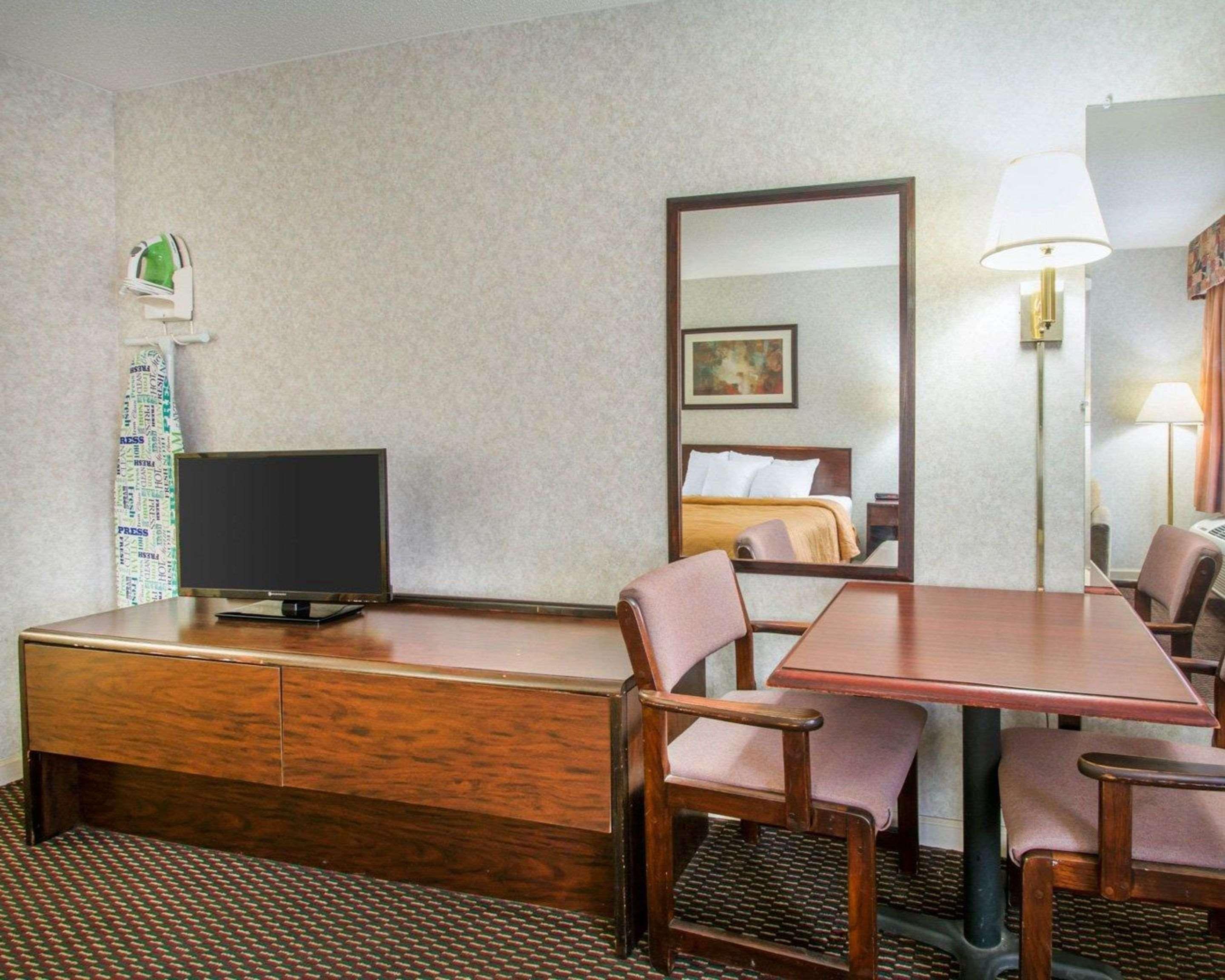 Econo Lodge Трой Екстериор снимка