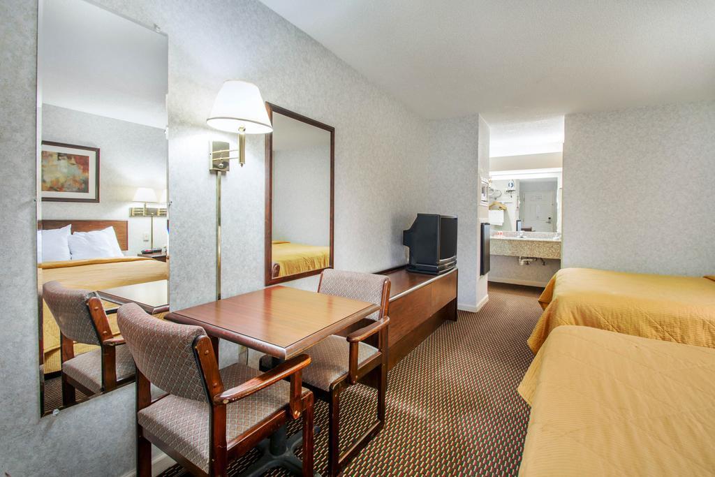 Econo Lodge Трой Екстериор снимка
