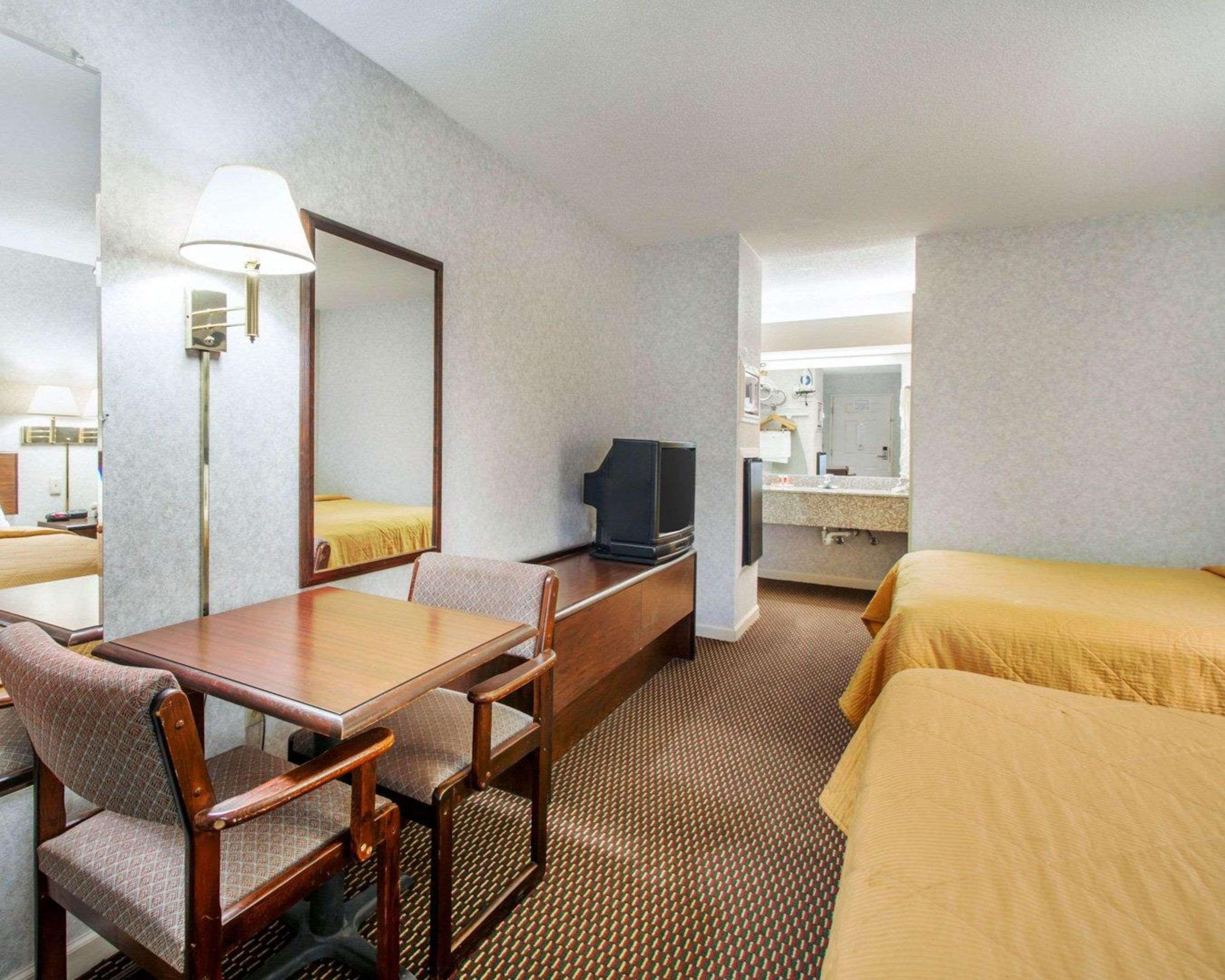 Econo Lodge Трой Екстериор снимка