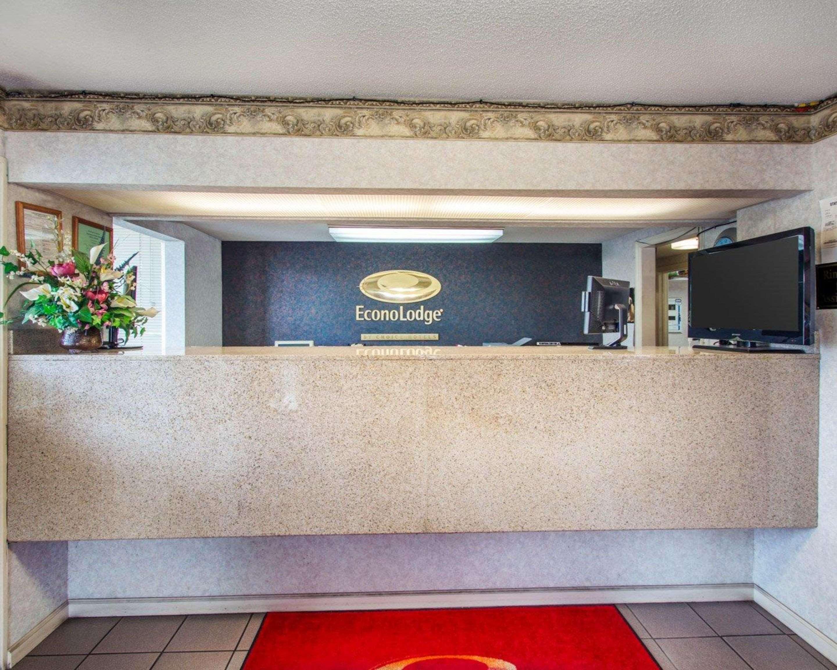Econo Lodge Трой Екстериор снимка