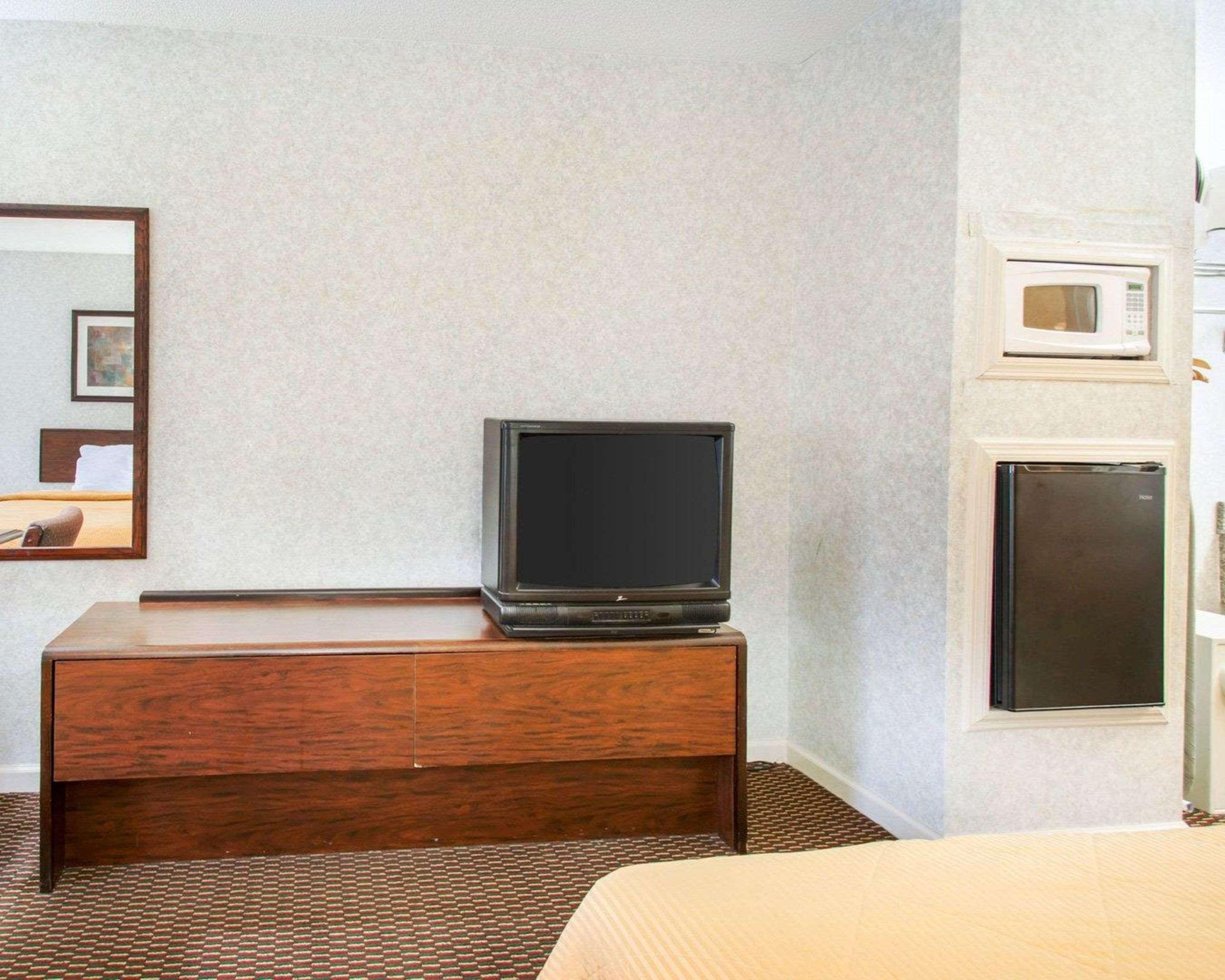 Econo Lodge Трой Екстериор снимка