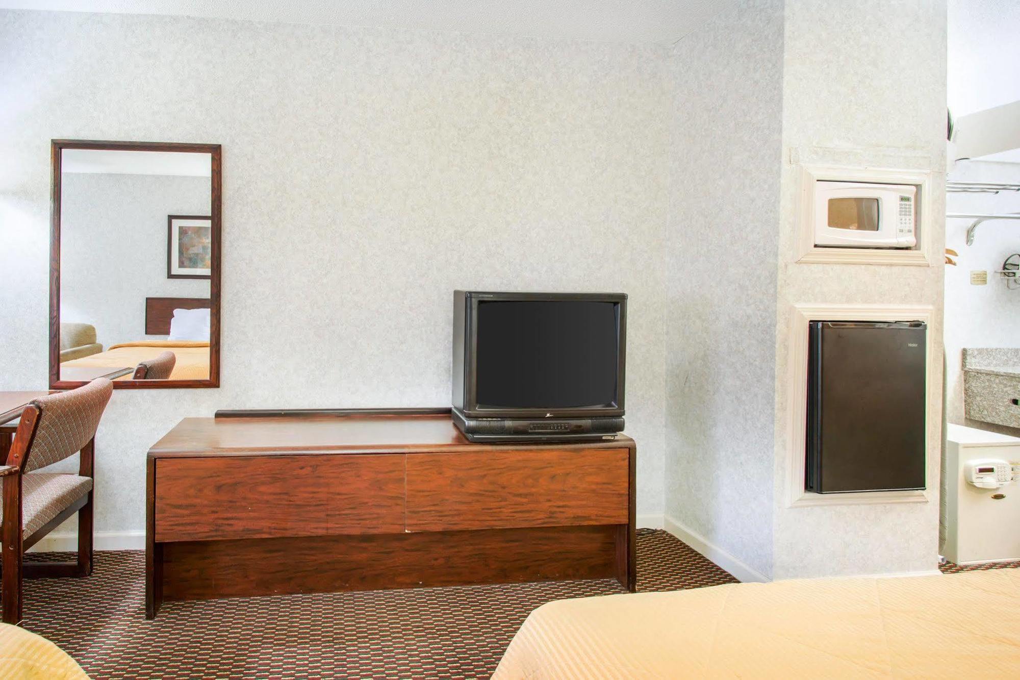 Econo Lodge Трой Екстериор снимка