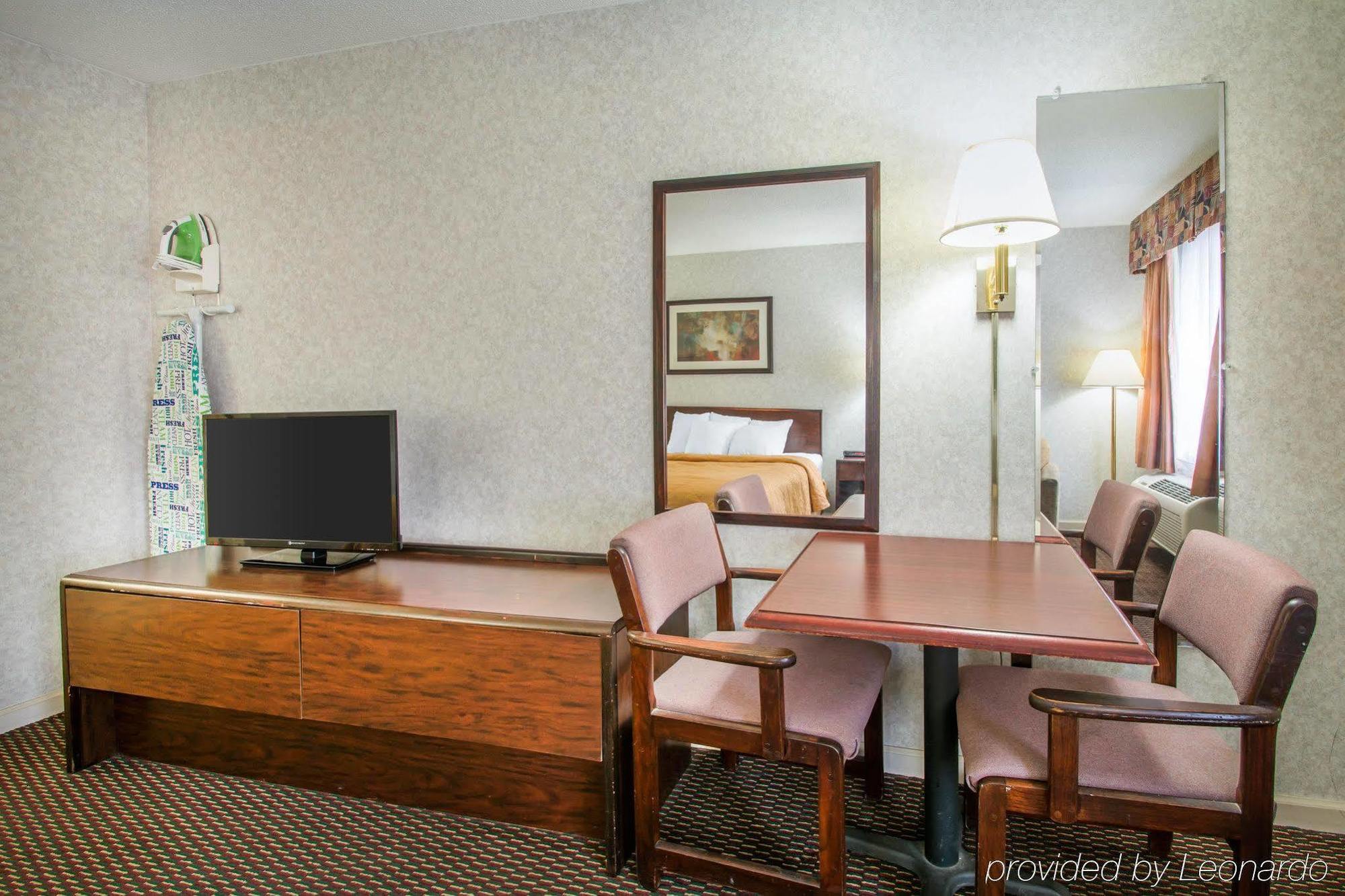 Econo Lodge Трой Екстериор снимка