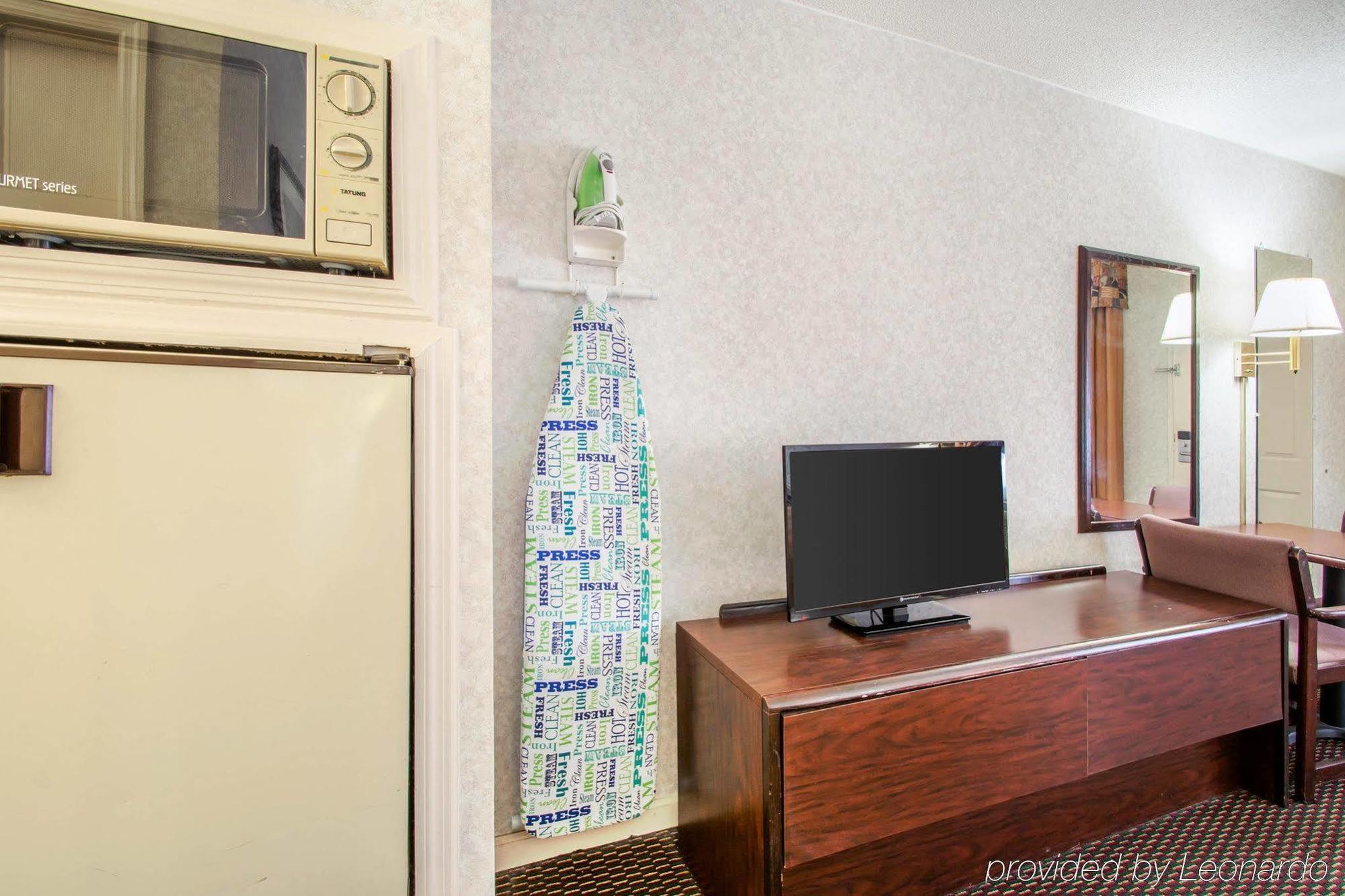 Econo Lodge Трой Екстериор снимка